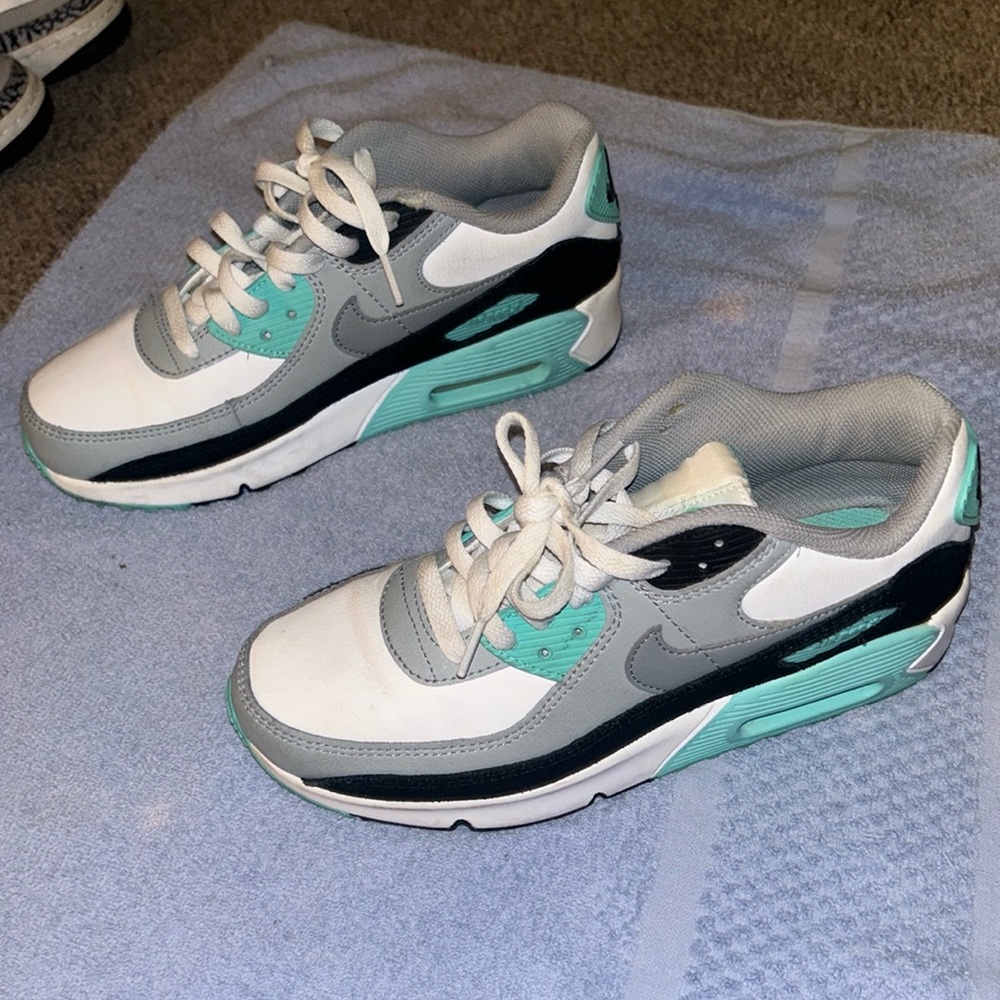 Nike Air Max - White/Turqoise/Black - Youth Size 6